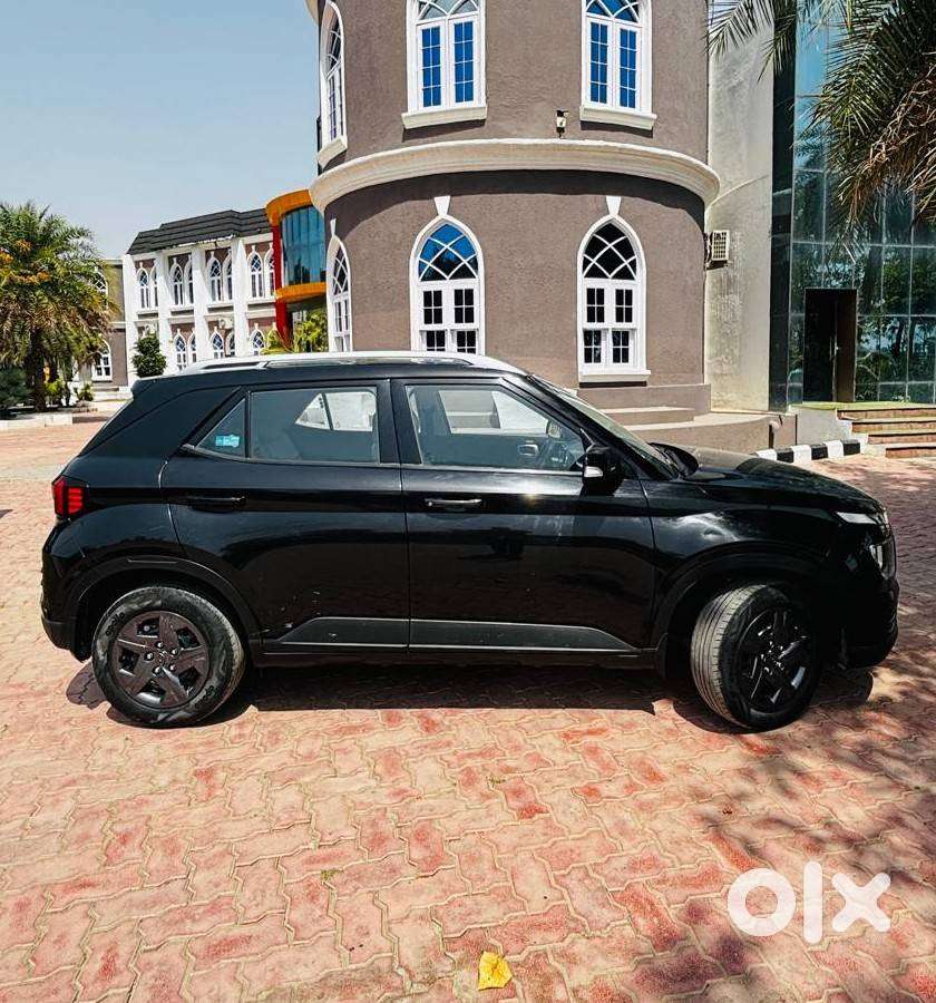 Showroom Condition, All Original, Diesel Hyundai Venue