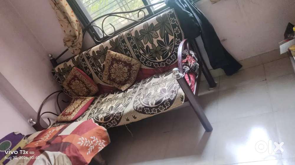लोखंडी सोफा