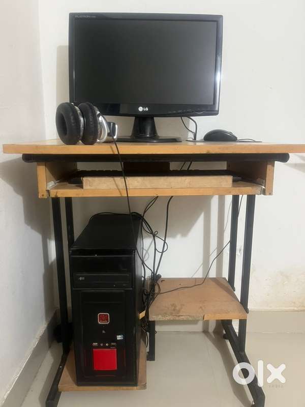 I want to sell my Computer with Woodan Table