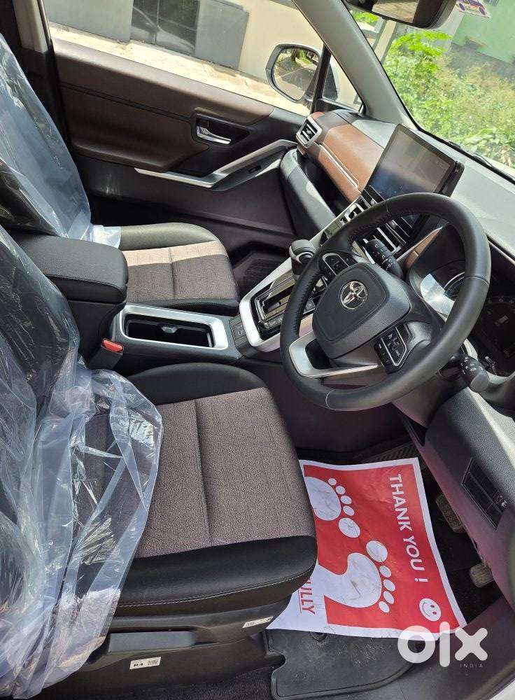 Toyota Innova Hycross 2.0 Vx (o) Hybrid 8 Str, 2025, Petrol
