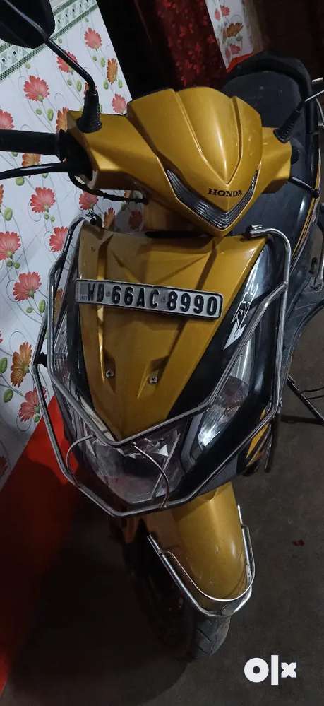 Honda dio golden online colour