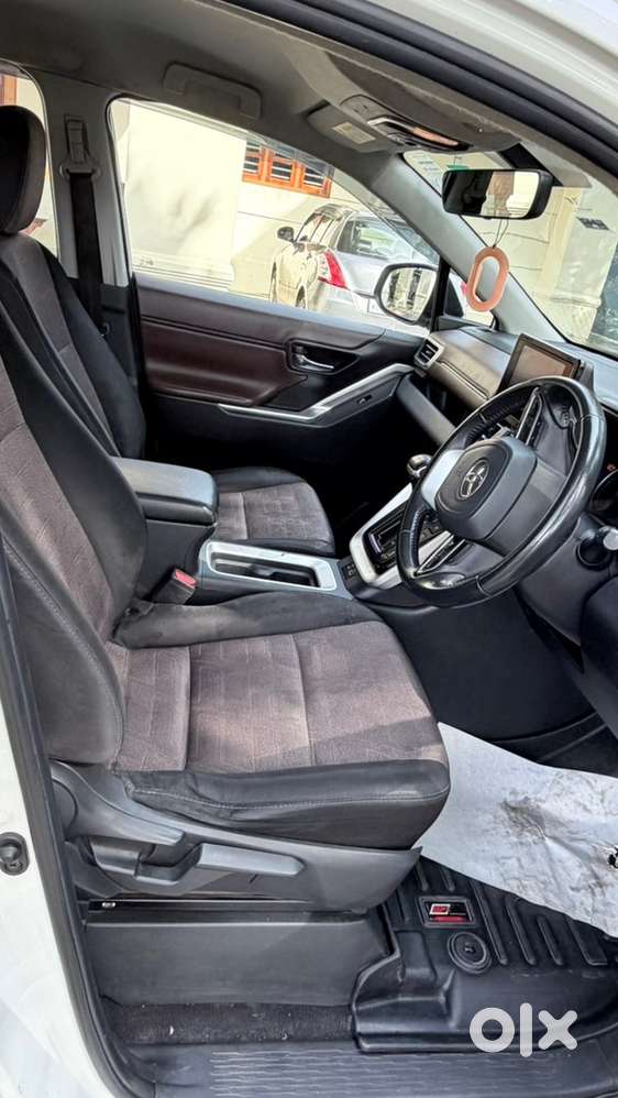 Toyota Innova Hycross Hybrid 2023