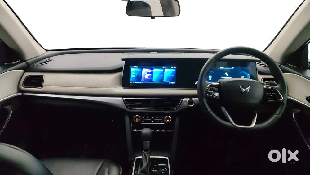 Mahindra Xuv700 2.0 Ax 7 Petrol Mt Str, 2025, Petrol