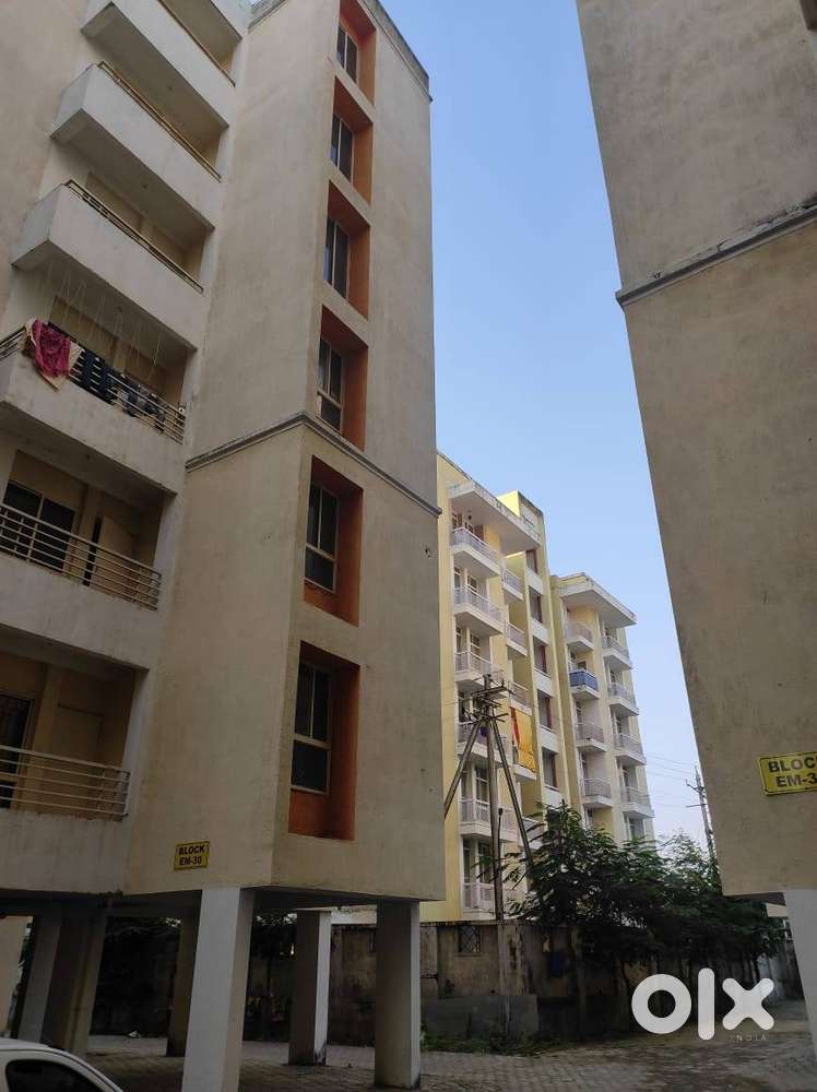 2 BHK 4th floor Covered Campus Flat at IBD Hallmark City ,Kolar Road For Sale Houses