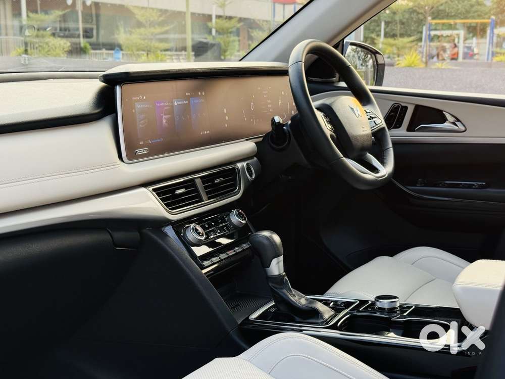 Mahindra Xuv700 2.2 Ax 7 Diesel At Luxury Pack Str Awd, 2025, Diesel