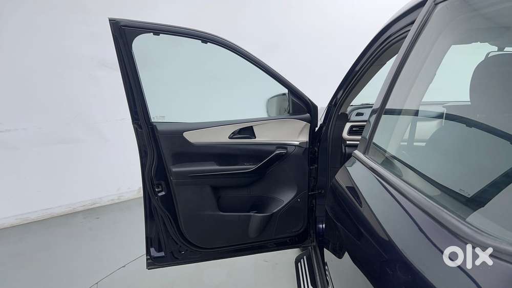 Mahindra Xuv700 2.2 Ax 5 Diesel At Str, 2023, Diesel