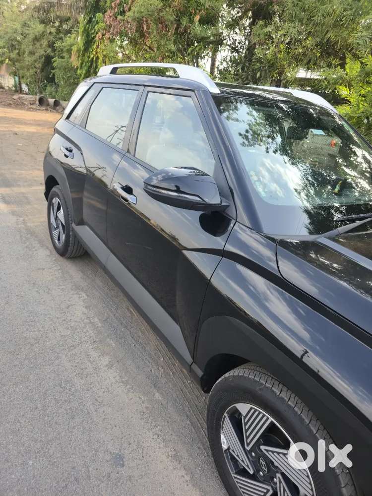 Hyundai Venue Hx7 Black Colour (diesel Manual Top Variant)