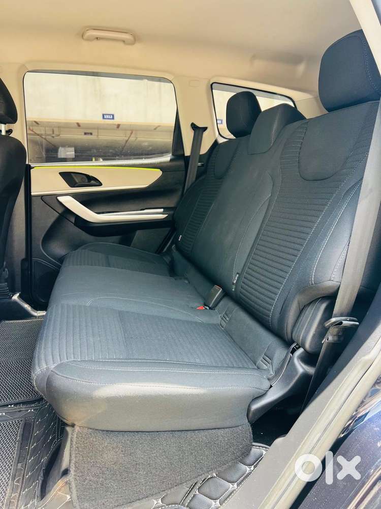 Mahindra Xuv700 Mx Petrol Mt 5 Str (e), 2022, Petrol