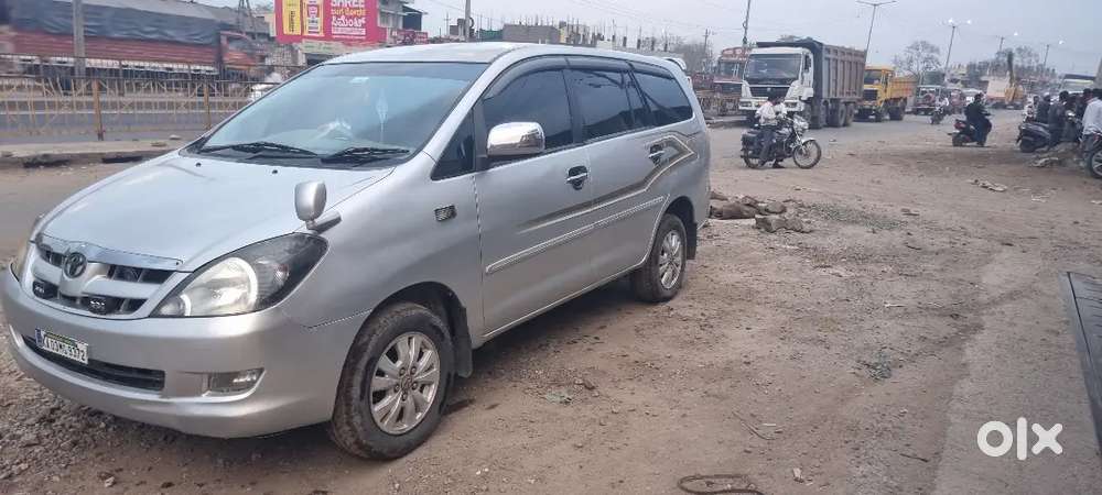 Toyota Innova V 8 Sitter