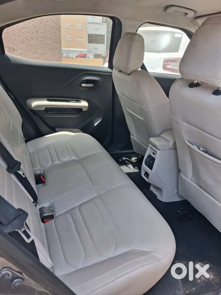 मुझे अपनी कंपनी के डेमो व्हीकल बेचने हैं।