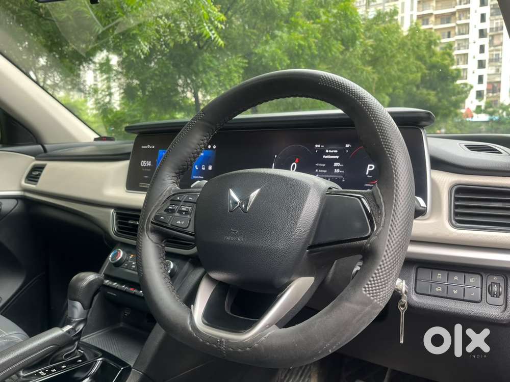 Mahindra Xuv700 2.0 Ax 5 Petrol At Str, 2023, Petrol