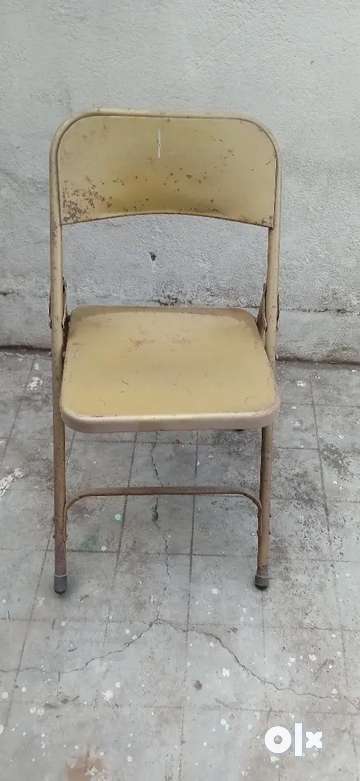 Folding chairs for sale less