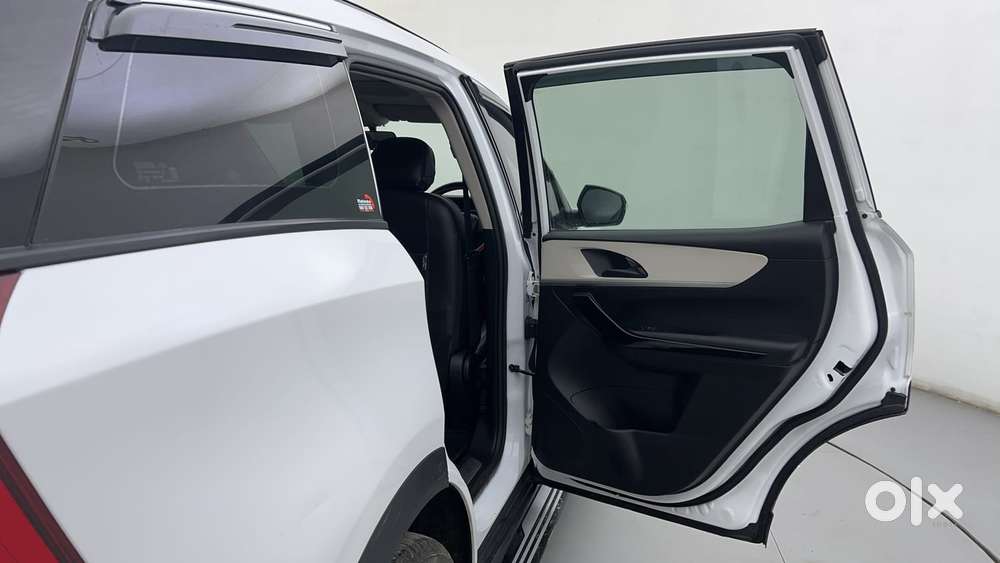 Mahindra Xuv700 2.2 Ax 5 Diesel At Str, 2023, Diesel