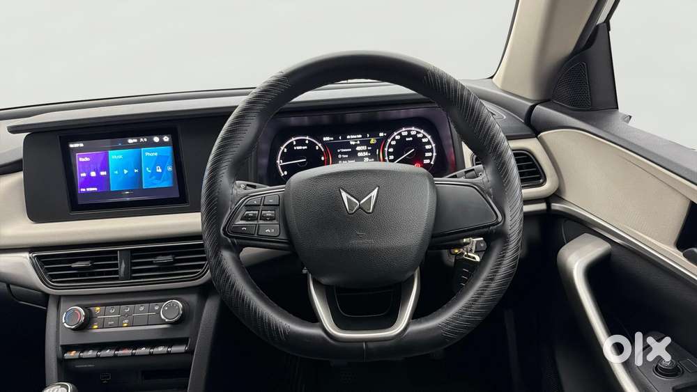 Mahindra Xuv700 2.0 Mx Petrol Mt 5 Str, 2023, Petrol