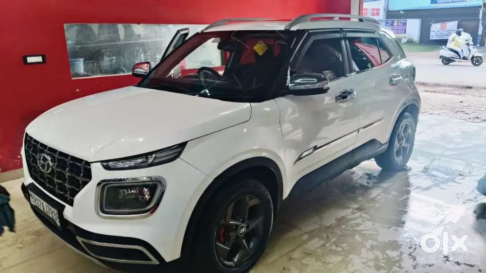 Hyundai Venue 2020 Petrol Well Maintained All ,tyres New