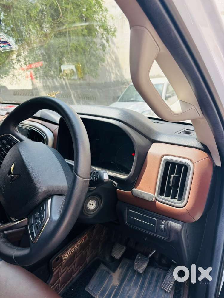 Mahindra Petrol Car 2025 (hr 26 3434)