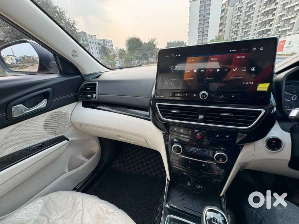 For Sale: Mahindra Xuv3xo Ax7 Diesel Mt (dual Tone)