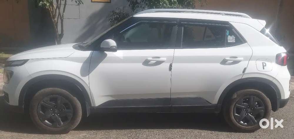 Hyundai Venue 2025 Petrol 3500 Km Driven Bh Number