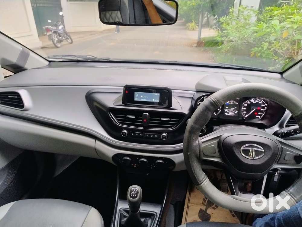 Tata Altroz 1.2 Xe, 2021, Petrol