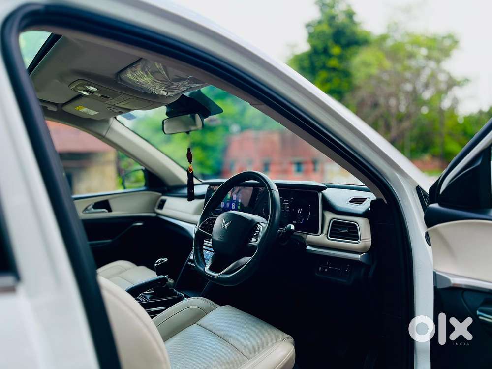 Mahindra Xuv700 2.0 Ax 7 Petrol Mt Str, 2022, Petrol