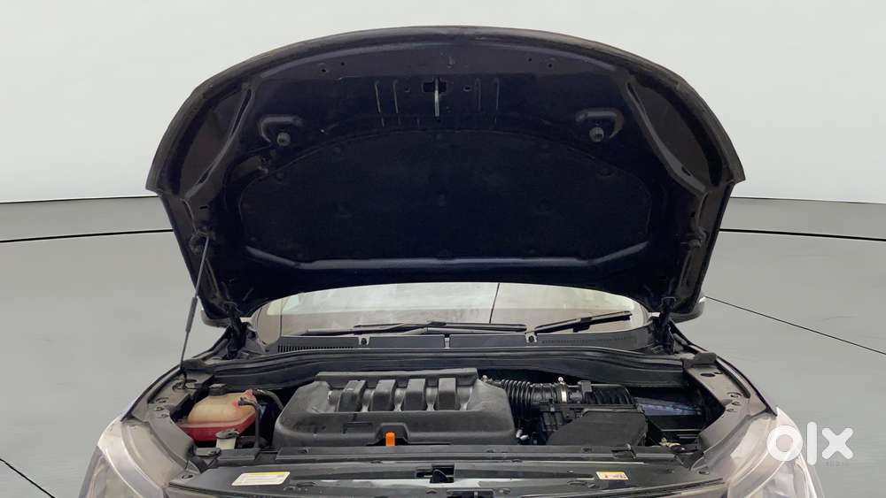 Mahindra Xuv700 2.0 Mx Petrol Mt 5 Str, 2023, Petrol