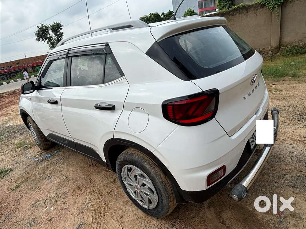 Hyundai Venue Petrol Mt 9000
