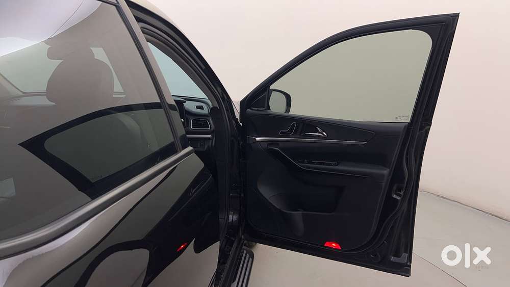 Mahindra Xuv700 2.0 Ax 7 Petrol At Luxury Pack Str, 2025, Petrol