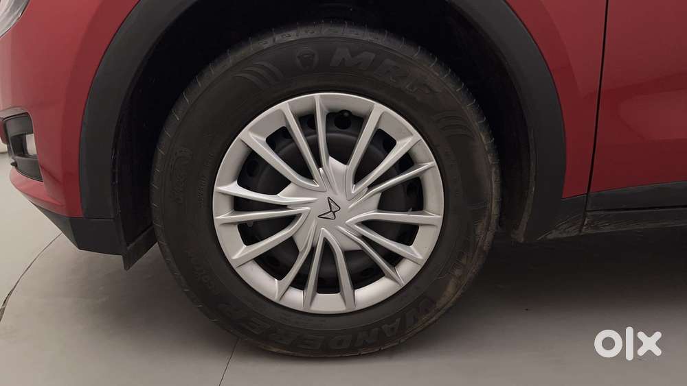 Mahindra Xuv700 2.0 Ax 3 Petrol At 5 Str, 2022, Petrol