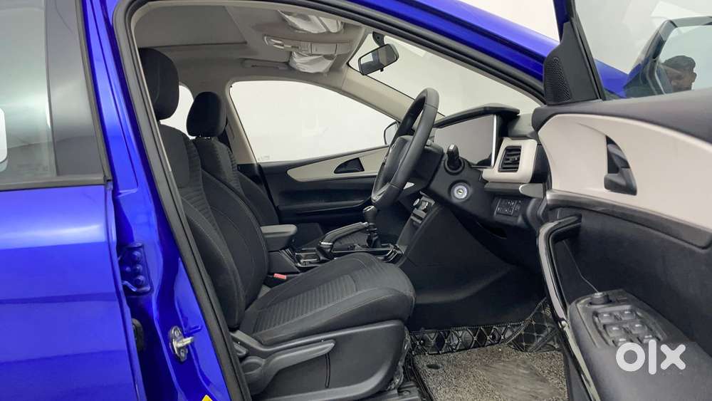 Mahindra Xuv700 2.0 Ax 5 Petrol Mt Str, 2022, Petrol
