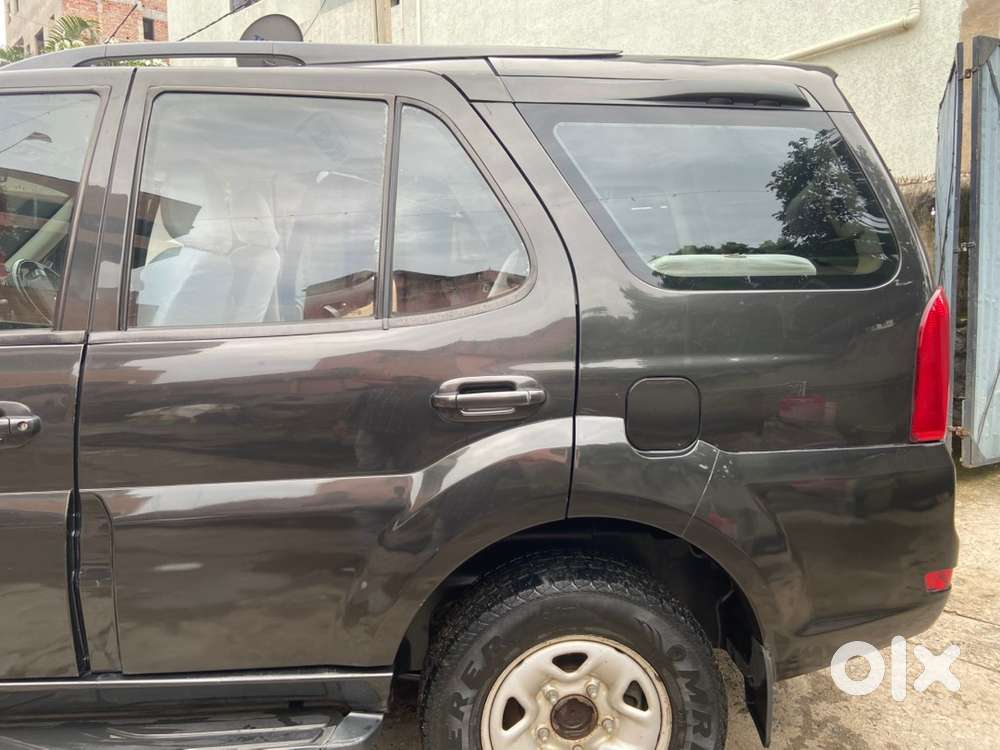 Tata Safari Storme 2015