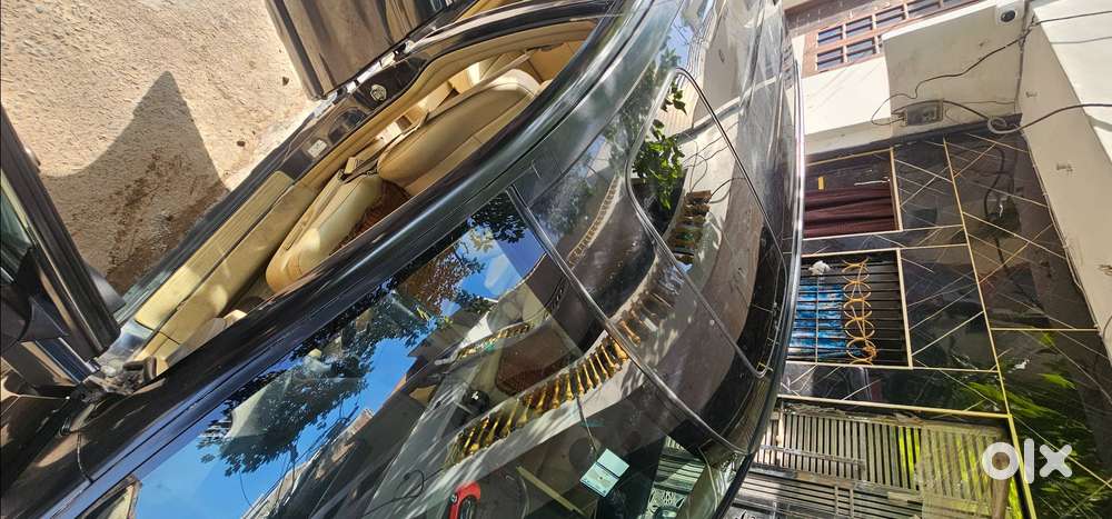 Sunroof, Fully Automatic And Manual Transmission,  Complete Luxury Suv