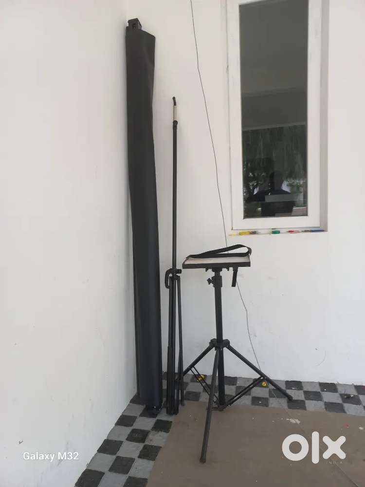 Projector stand with screen