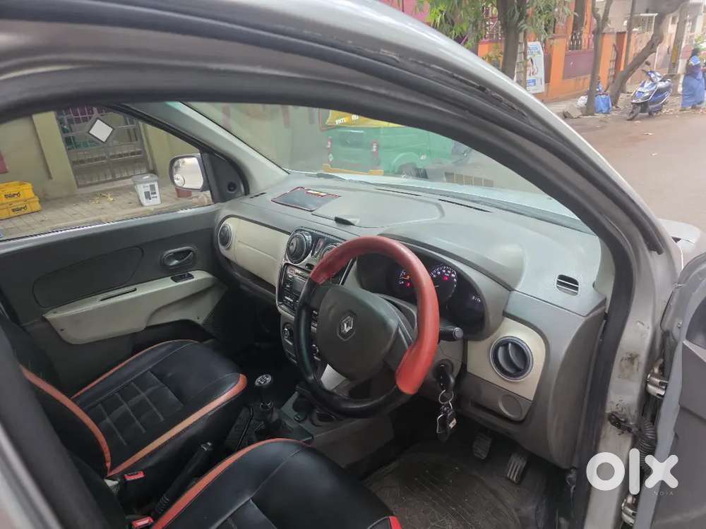 Renault Lodgy 85 Psi Rxl Dci 2015 Sliver In Very Good Condition.