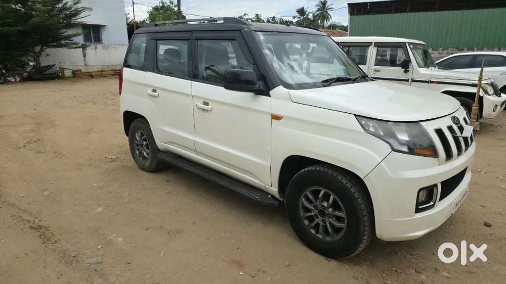 Mahindra Tuv 300 T10 (pearl White)