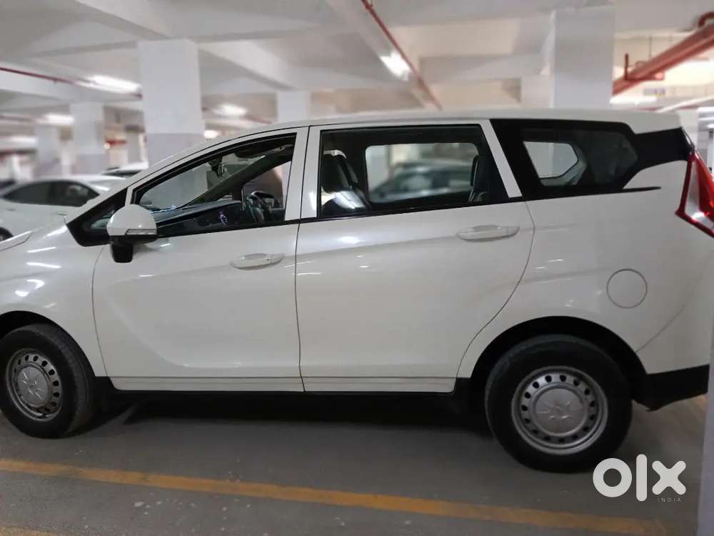 Mahindra 8 Seater Car