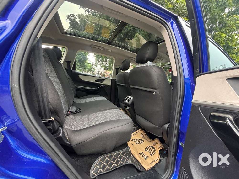 Mahindra Xuv700 2.0 Ax 5 Petrol At Str, 2023, Diesel