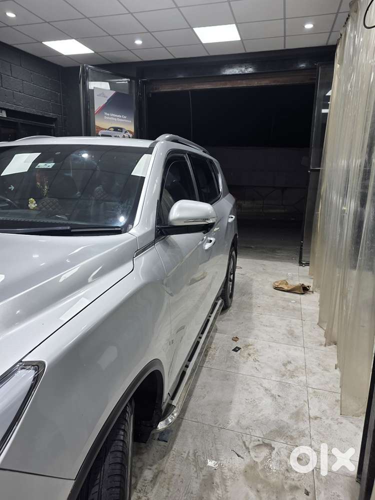 Mahindra Alturas G4 2018 - 4x4