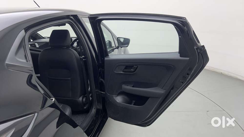 Tata Altroz 1.2 Xza Plus Dark Edition Dct, 2022, Petrol