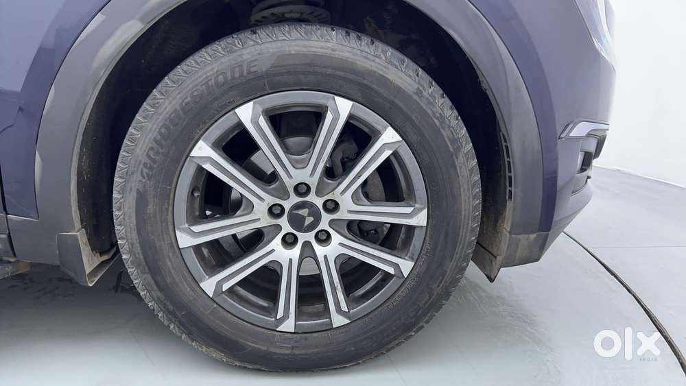 Mahindra Xuv700 2.0 Ax 7 Petrol At Str, 2024, Petrol
