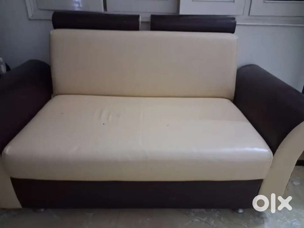 2 seater 2 sofa with 2 puffies