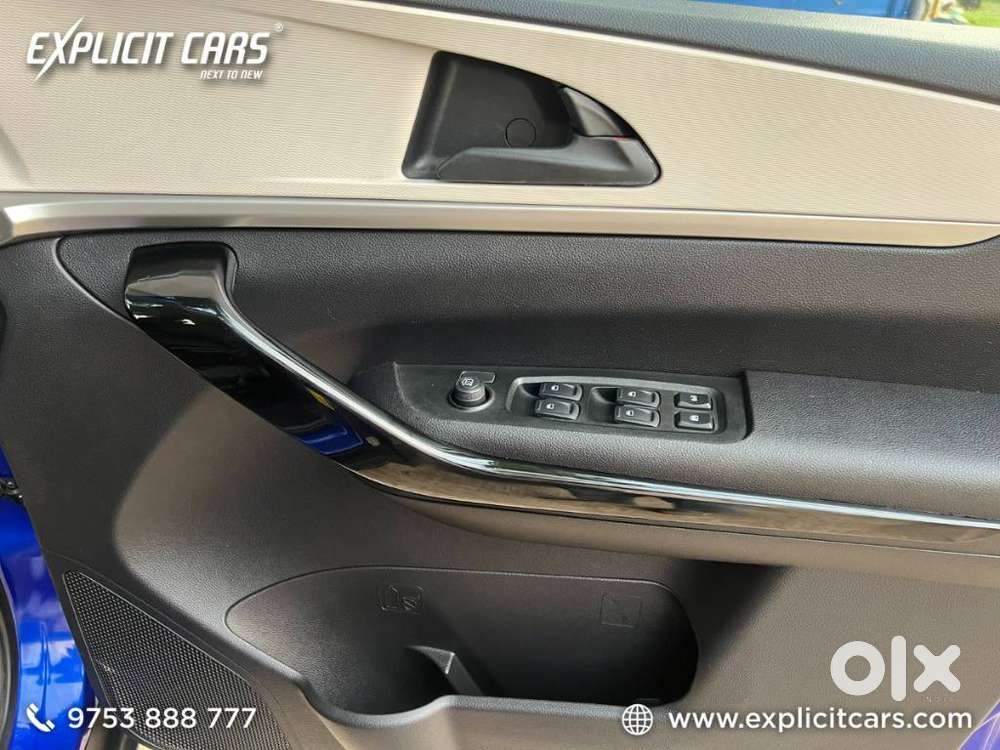 Mahindra Xuv700 2.0 Ax 5 Petrol Mt 7 Str, 2025, Petrol