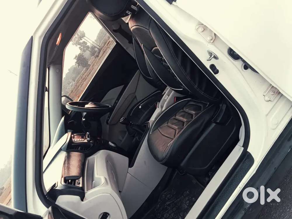 Mahindra Xuv300 Pearl White Diesel Sunroof
