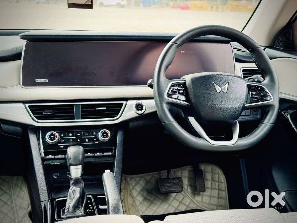 Mahindra Xuv700 2.0 Ax 7 Petrol At Str, 2024, Petrol