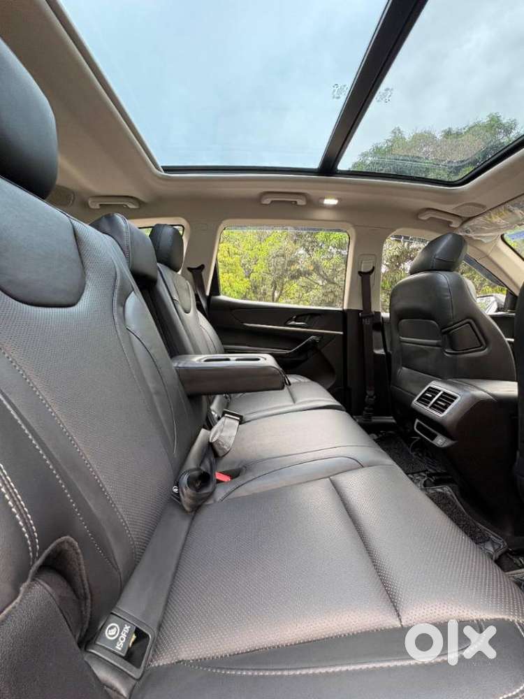 Mahindra Xuv700 2.0 Ax 7 Petrol At Luxury Pack Str, 2025, Petrol