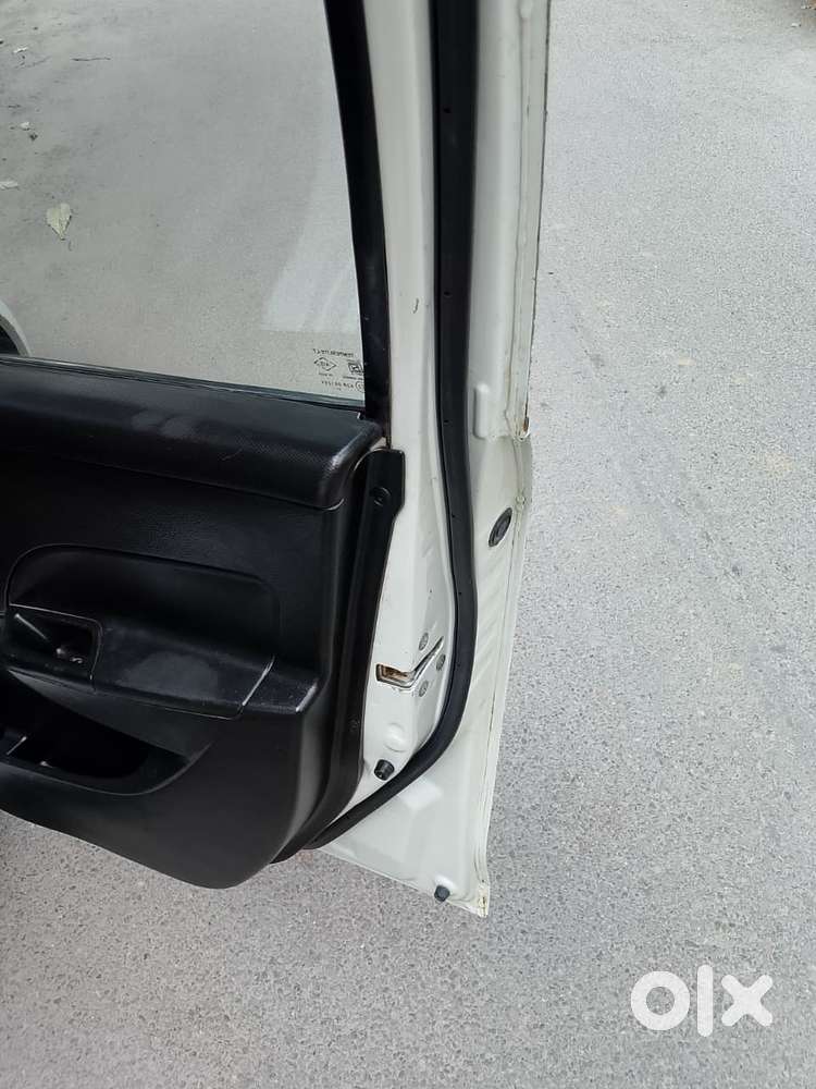 Maruti Suzuki Swift Lxi Bsiv, 2012, Petrol