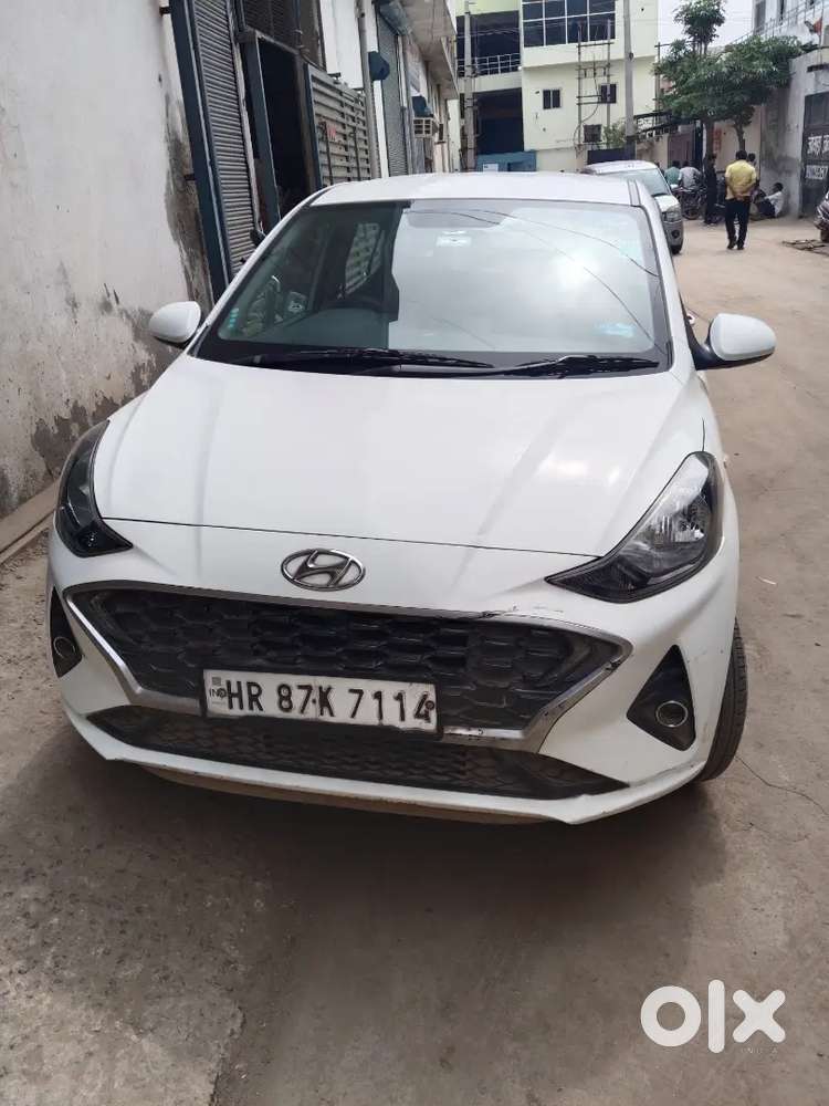 1 Handed Car Near And Clean