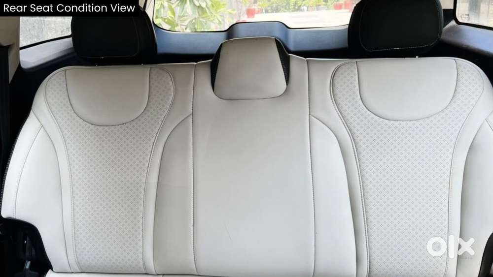 Mahindra Xuv700 Mx Petrol Mt 5 Str (e), 2023, Petrol