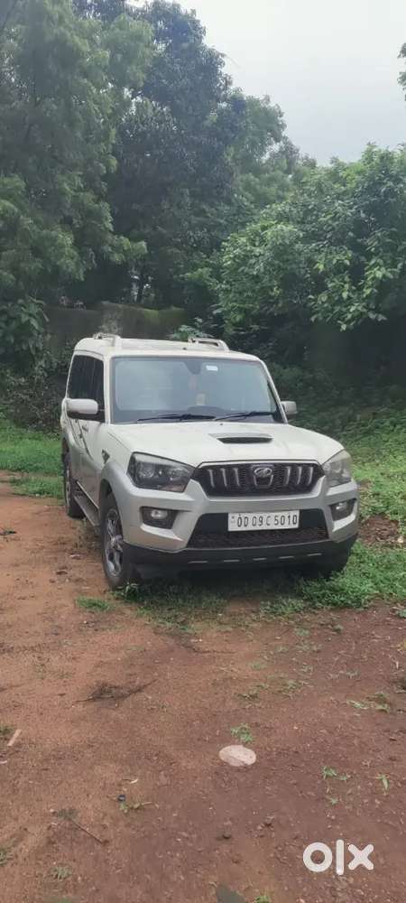 Mahindra Scorpio S10 2016