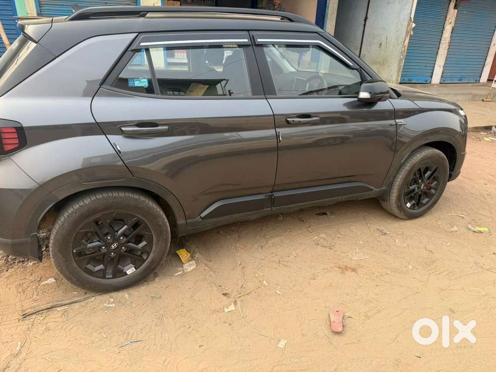 Hyundai Venue 2025 Petrol Well Maintained