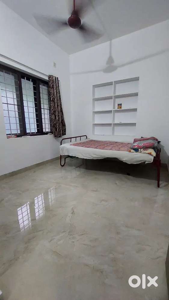 2bhk and 1bhk Spacious rooms near ayyanthole law college for female ba